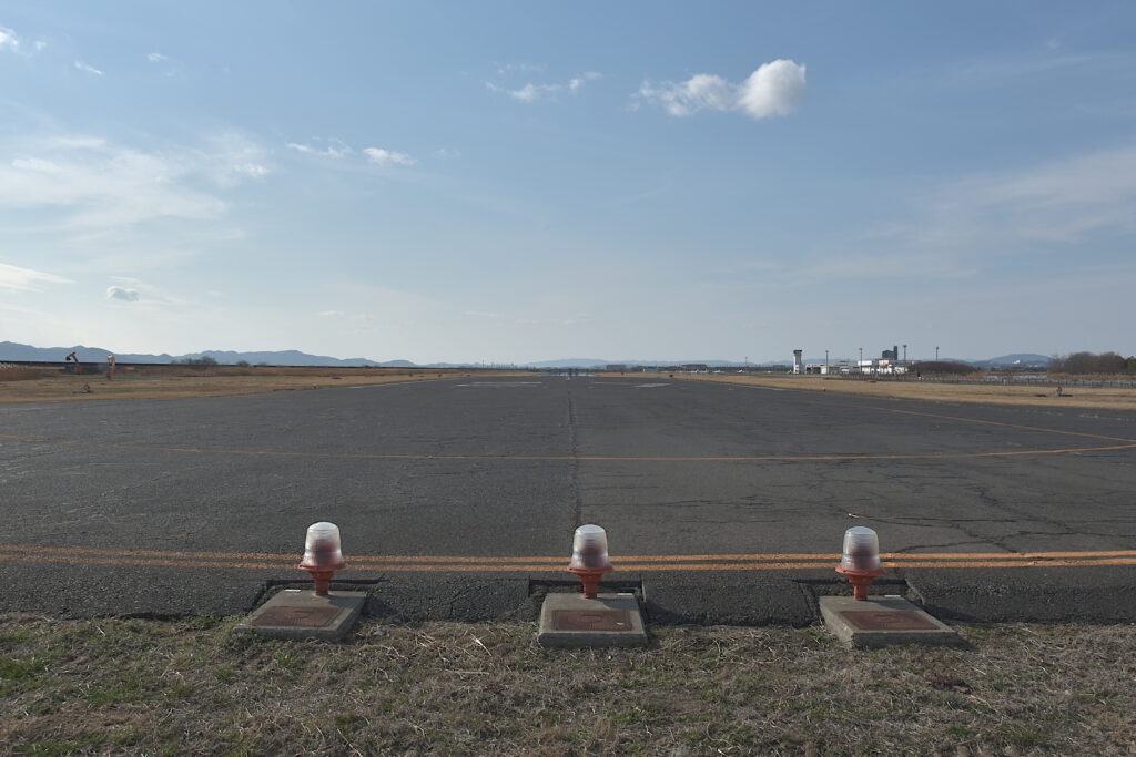 岡南飛行場の滑走路の東端から撮影